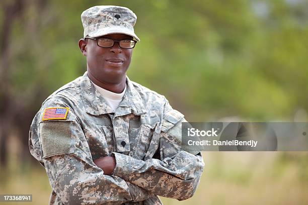 Foto de Soldado Americano Em Combater O Uniforme Do Exército Ou Acu Ao Ar Livre e mais fotos de stock de Veterano de Guerra