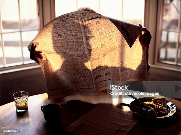 Foto de Cafédamanhã E Ler O Jornal Matinal e mais fotos de stock de Jornal - Jornal, Ler, Café - Bebida