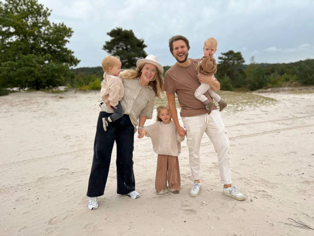 pozowanie młodej rodziny podczas wakacyjnego spaceru - wrzosowisko zdjęcia i obrazy z banku zdjęć