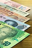 banknoten-der-brics-staaten.jpg?b=1&s=170x170&k=20&c=BK8jYXgoZ5tthmnpIn2RgySwqNu_YjmX64zdFYQyedw=