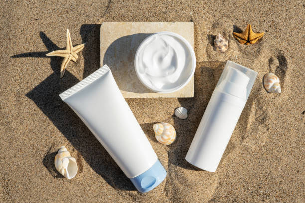 istock Unbranded cosmetic flacon with moisturizing liquid. Summer decorations, seashell and starfish, sand background. Cream or lotion. Mockup style. Beauty concept. Top view 1733719800