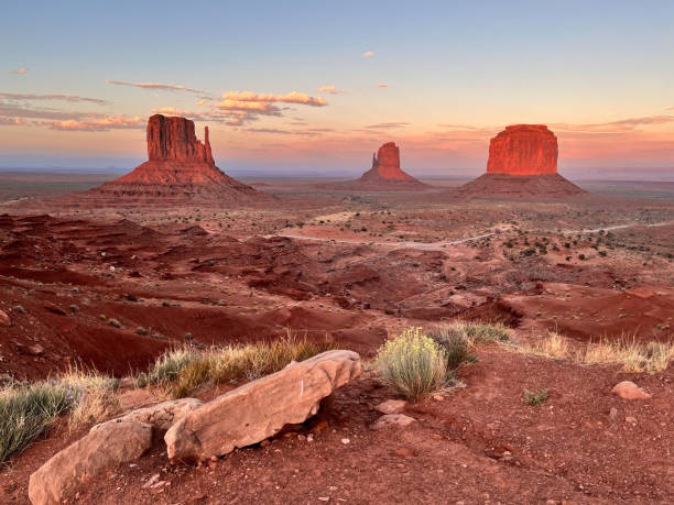 monument valley from lee cly trail - merrick butte imagens e fotografias de stock