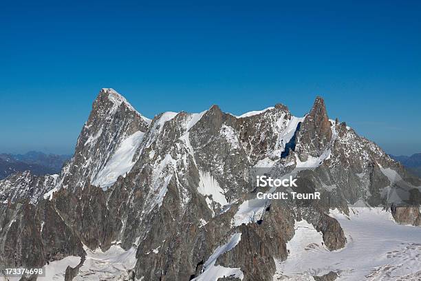 Widok Na Szczycie Góry W Alpach - zdjęcia stockowe i więcej obrazów Alpy - Alpy, Bez ludzi, Biały
