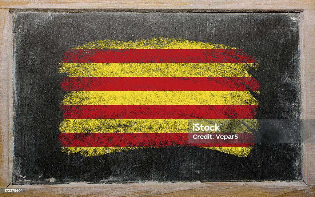 Bandeira da Catalunha no Quadro Negro pintado com Giz - Royalty-free Catalunha Foto de stock