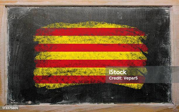 Bandeira Da Catalunha No Quadro Negro Pintado Com Giz - Fotografias de stock e mais imagens de Catalunha