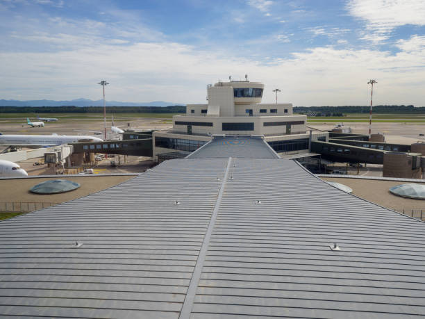 空港の航空交通管制塔と近くに駐機している飛行機 - air traffic control tower airport runway air travel ストックフォトと画像