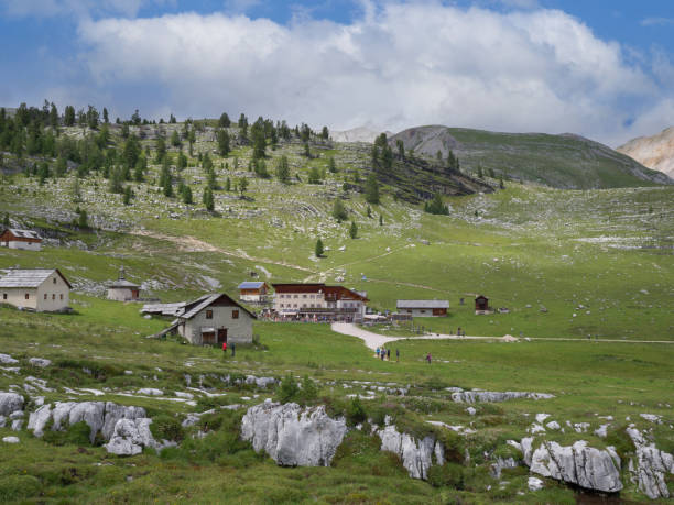 paisagens e montanhas no parque natural de fanes-senes-braies nas montanhas dos alpes italianos - itália - tirol rock gravel mountain peak - fotografias e filmes do acervo