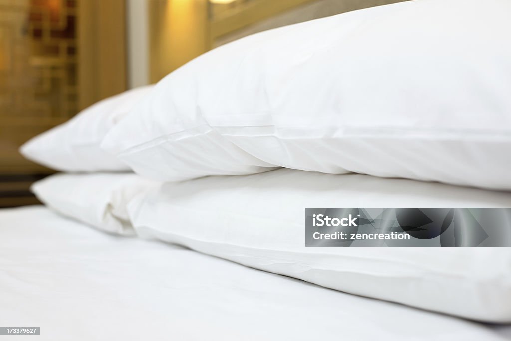 Кровать с белыми подушками - Стоковые фото Без людей роялти-фри