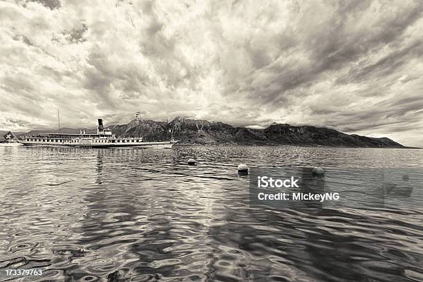 Panorama Del Lago Di Ginevra Con Steamboat Montreux - Fotografie stock e altre immagini di Alpi