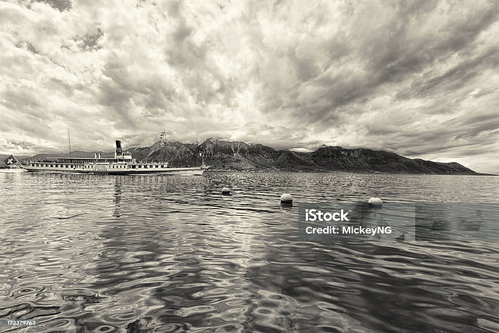 パノラマに広がるジュネーブ湖とスチームボート、モントルー - かすみのロイヤリティフリーストックフォト