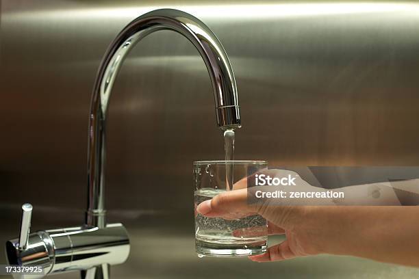 Acqua Fresca - Fotografie stock e altre immagini di Rubinetto - Rubinetto, Bicchiere, Cucina