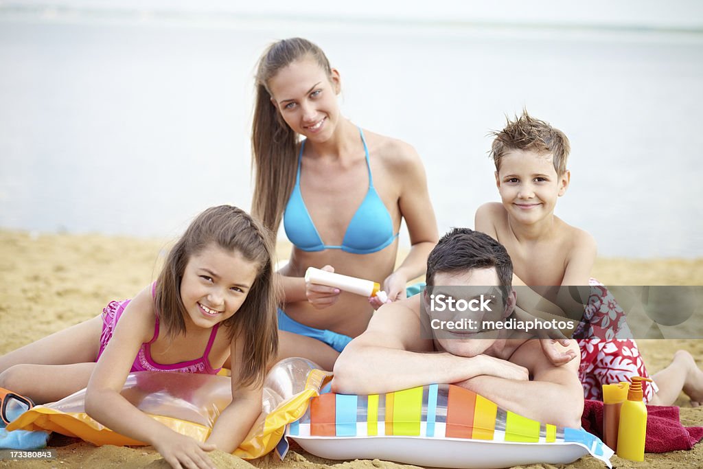 家族のビーチ - 日焼け止めのロイヤリティフリーストックフォト