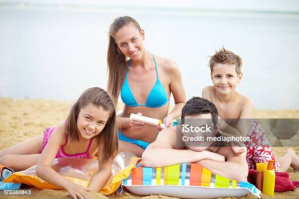家族のビーチ - 日焼け止めのストックフォトや画像を多数ご用意 - 日焼け止め, 浜辺, 家族