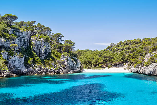 blick auf die cala macarelleta strand auf der insel menorca - bay stock-fotos und bilder