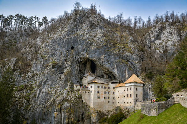 슬로베니아 postojna 근처의 predjama 성의 아름다운 전망 - postojna 뉴스 사진 이미지