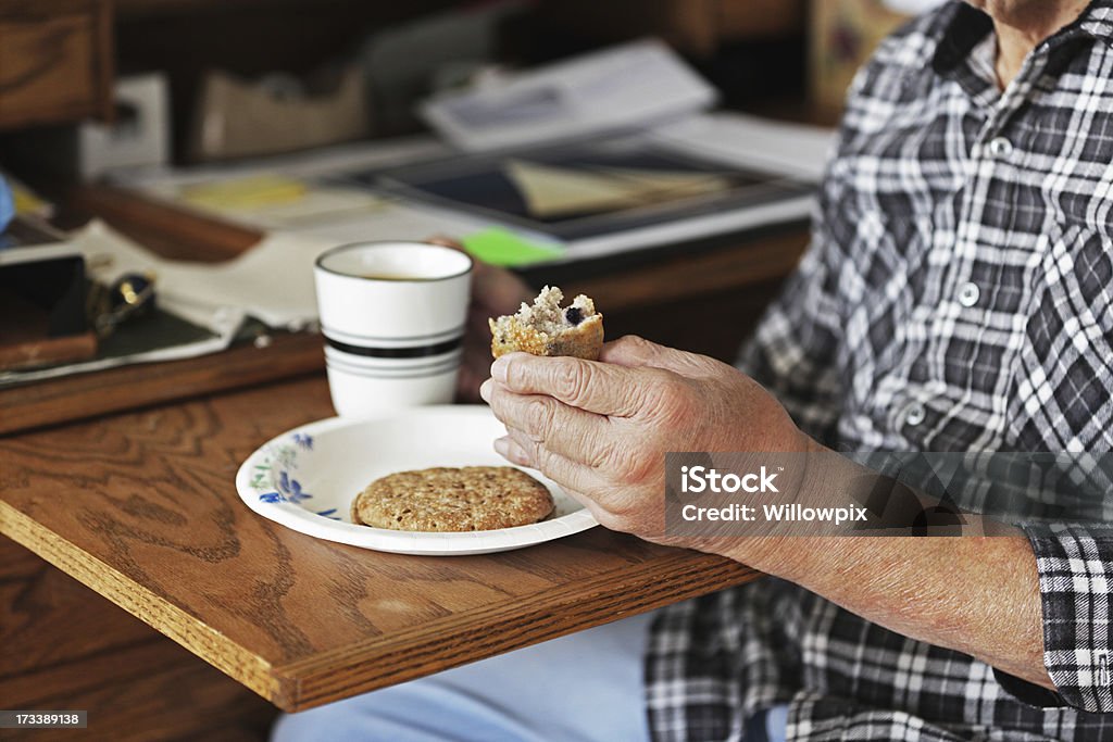 Spuchnięty na zdrowiu Ręka trzymająca śniadanie Muffin - Zbiór zdjęć royalty-free (Jeść)