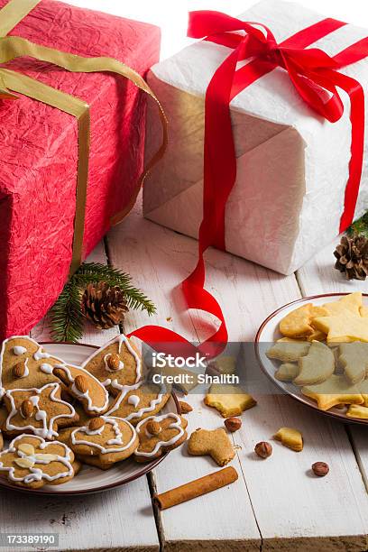 Foto de Petiscos Caseiros Biscoitos De Natal Em Um Prato e mais fotos de stock de Assado no Forno - Assado no Forno, Avelã, Biscoito