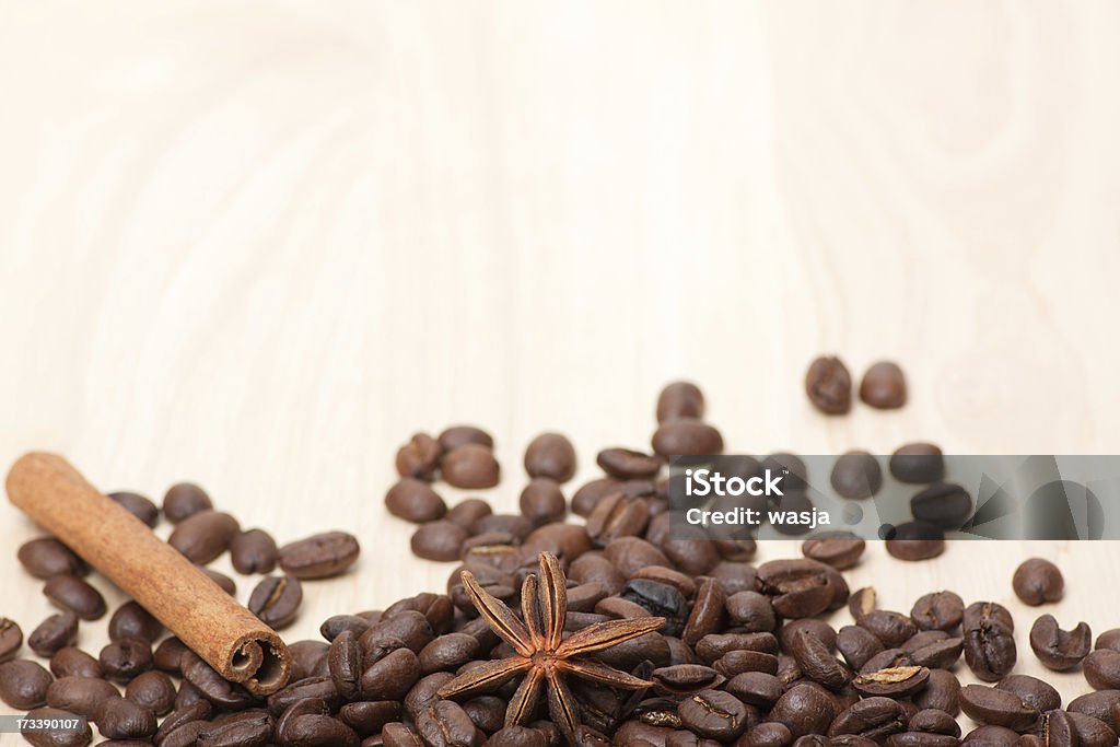 Кофе и кофейных зерен на деревянной поверхности - Стоковые фото Анис роялти-фри