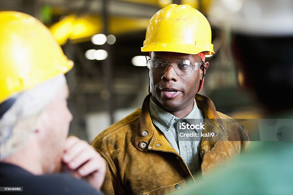 African American man in a yellow hard hat - Стоковые фото Строительная каска роялти-фри