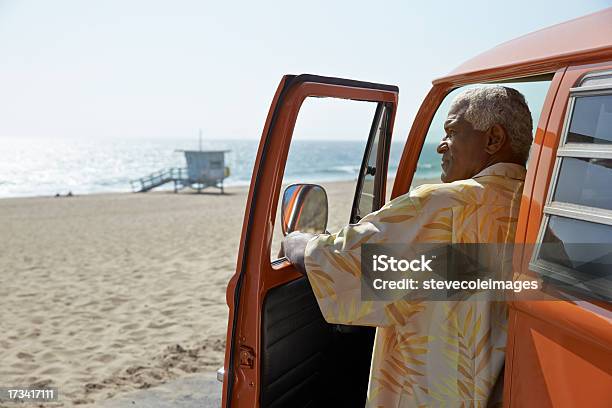 Casal De Praia - Fotografias de stock e mais imagens de Terceira idade - Terceira idade, Afro-americano, Viagem em Estrada