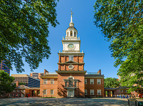 Blick auf die berühmte Independence Hall in Philadelphia vom Independence Square aus an einem sonnigen Sommertag