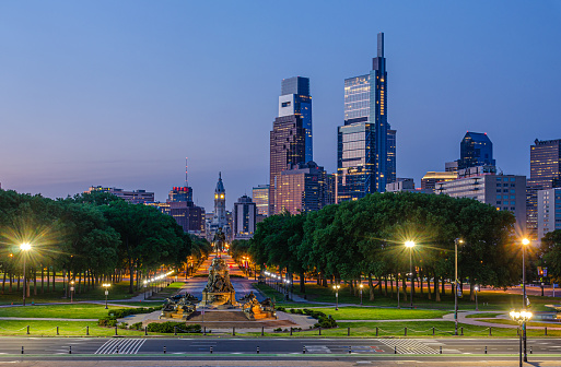 Benjamin Franklin Parkway in Philadelphia mit Washington Monument, Rathaus und Skyline zur blauen Stunde am Morgen