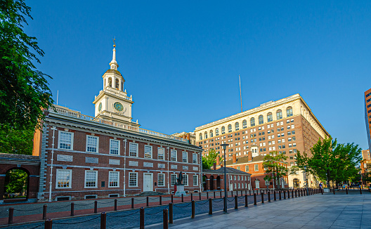 Blick auf die berühmte Independence Hall in Philadelphia vom Independence National Historical Park aus an einem sonnigen Morgen im Sommer