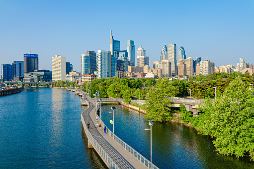 Panoramablick auf die Skyline von Philadelphia mit dem Fluss Schuylkill im Vordergrund an einem Sommertag