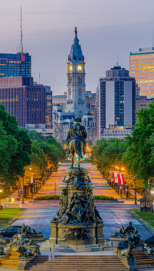 Benjamin Franklin Parkway in Philadelphia mit Washington Monument und Rathaus zur blauen Stunde am Morgen