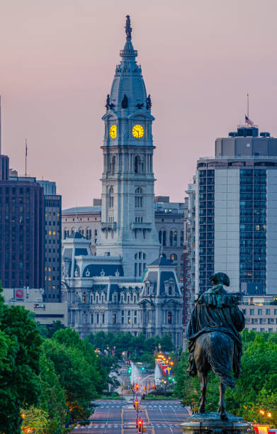 Benjamin Franklin Parkway in Philadelphia mit Washington Monument und Rathaus zur blauen Stunde am Morgen