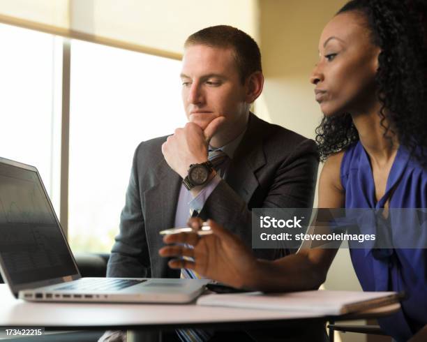 Pareja De Negocios Foto de stock y más banco de imágenes de Africano-americano - Africano-americano, Afrodescendiente, Azul