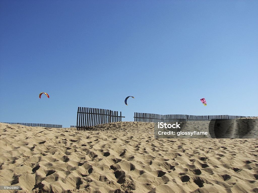 Em cima da muro-kitesurfing Dunas de areia - Foto de stock de Kiteboarding royalty-free