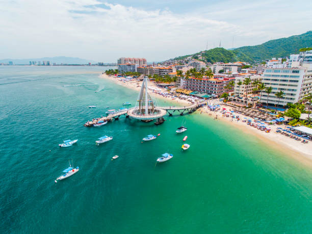 jetée de puerto vallarta au mexique - pier water tropical climate seascape photos et images de collection