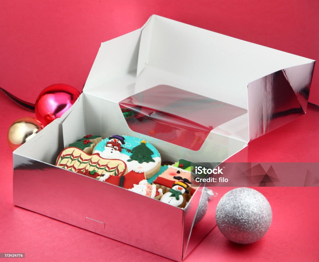 Caja de regalo de navidad con pedacitos - Foto de stock de Adorno de navidad libre de derechos