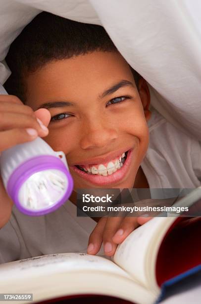 남자아이 독서모드 예약 Torch Under 이불 10-11세에 대한 스톡 사진 및 기타 이미지 - 10-11세, 가리기, 가정 생활