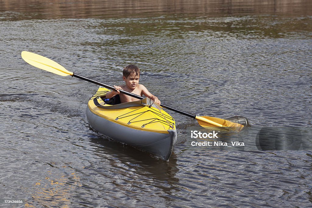 Enfants faire du kayak - Photo de 6-7 ans libre de droits