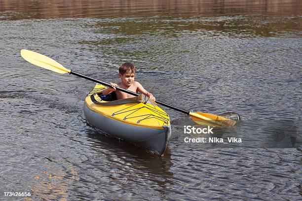 Photo libre de droit de Enfants Faire Du Kayak banque d'images et plus d'images libres de droit de 6-7 ans - 6-7 ans, Aventure, Divertissement - Plaisir