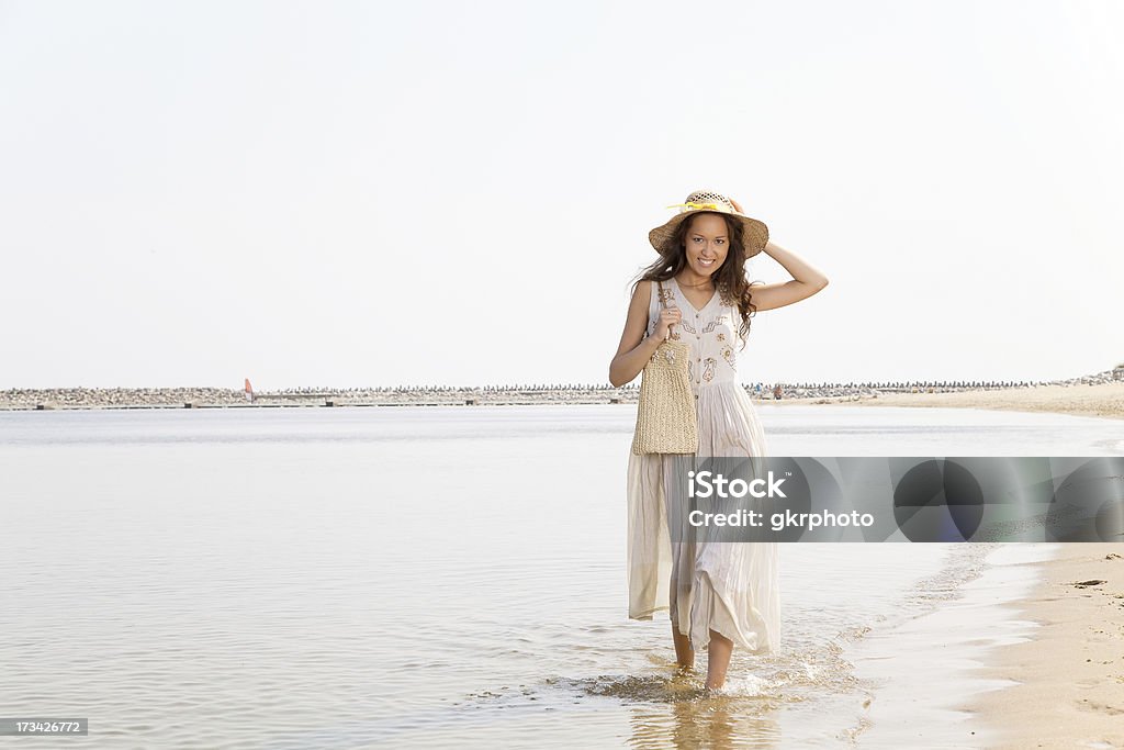 Schöne Mädchen geht am Strand - Lizenzfrei Badebekleidung Stock-Foto