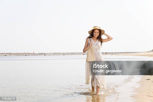 Schöne Mädchen Geht Am Strand Stockfoto und mehr Bilder von Badebekleidung - Badebekleidung, Bikini, Bildhintergrund