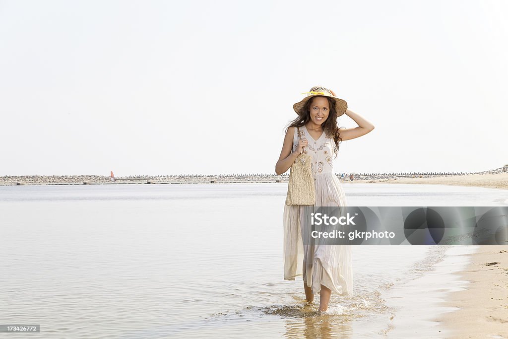 Bella ragazza a piedi sulla spiaggia - Foto stock royalty-free di Adulto