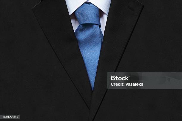 Primer Plano De Hombre De Traje Con Corbata Foto de stock y más banco de imágenes de Abrigo - Abrigo, Adulto, Articulación humana