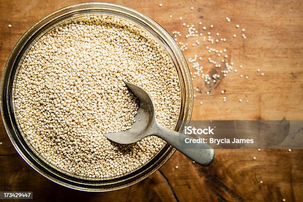 Quinoa In Ein Glaskanister Mit Runder Horizontal Stockfoto und mehr Bilder von Quinoa - Quinoa, Einmachglas, Farbbild