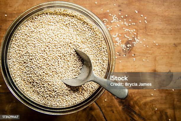 Photo libre de droit de Quinoa Dans Une Boîte En Verre Avec Pelle Horizontales banque d'images et plus d'images libres de droit de Quinoa