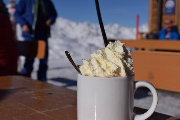 fresh whipped cream and hot chocolate on snowy mountain - ski skiing european alps resting imagens e fotografias de stock