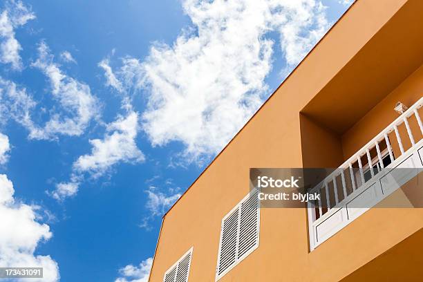 Foto de Apartamento House E Céu Azul e mais fotos de stock de Apartamento - Apartamento, Arquitetura, Azul