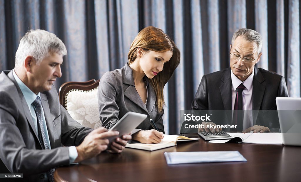 Pessoas de negócios em uma reunião. - Foto de stock de Calculadora royalty-free