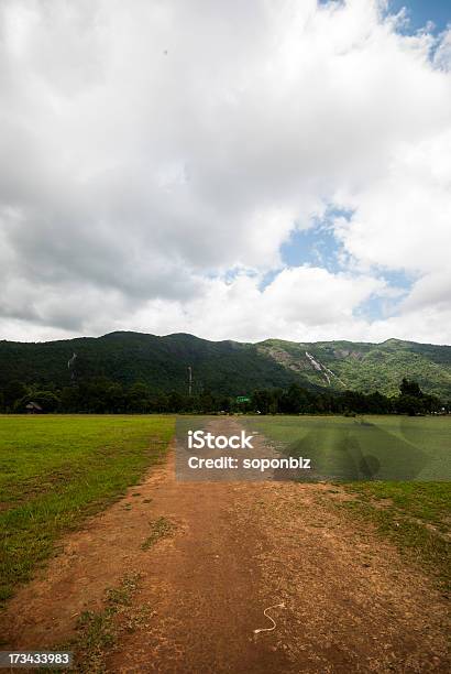 Paesaggio Verde E Cielo In Montagna - Fotografie stock e altre immagini di Ambientazione esterna - Ambientazione esterna, Bellezza naturale, Campo