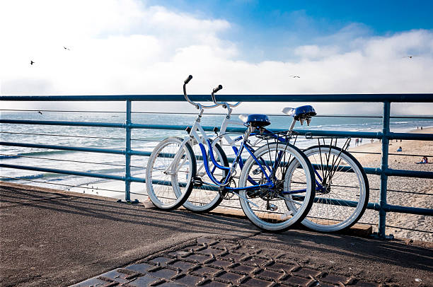 bicicletas no pier de santa mônica - santa monica santa monica beach beach california imagens e fotografias de stock