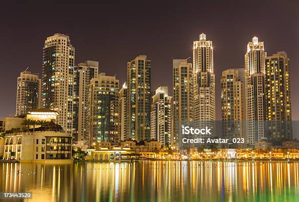 Dubai Por La Noche Foto de stock y más banco de imágenes de Agua - Agua, Aire libre, Alto - Descripción física