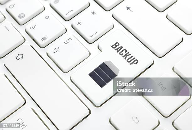 Concepto De Tecnología De Backup Disco Duro Teclado De Clave En Blanco Foto de stock y más banco de imágenes de Aplicación para móviles